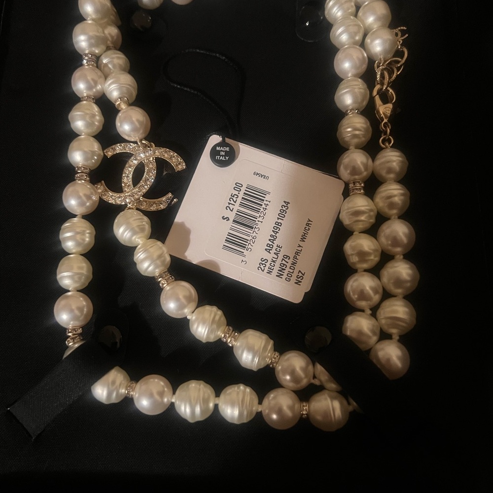 NEW CHANEL Pearl Necklace with Gold and Silver Details
AUTHENTIC